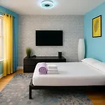 Modern Xl Queen Room Comfort & Character In Harlem